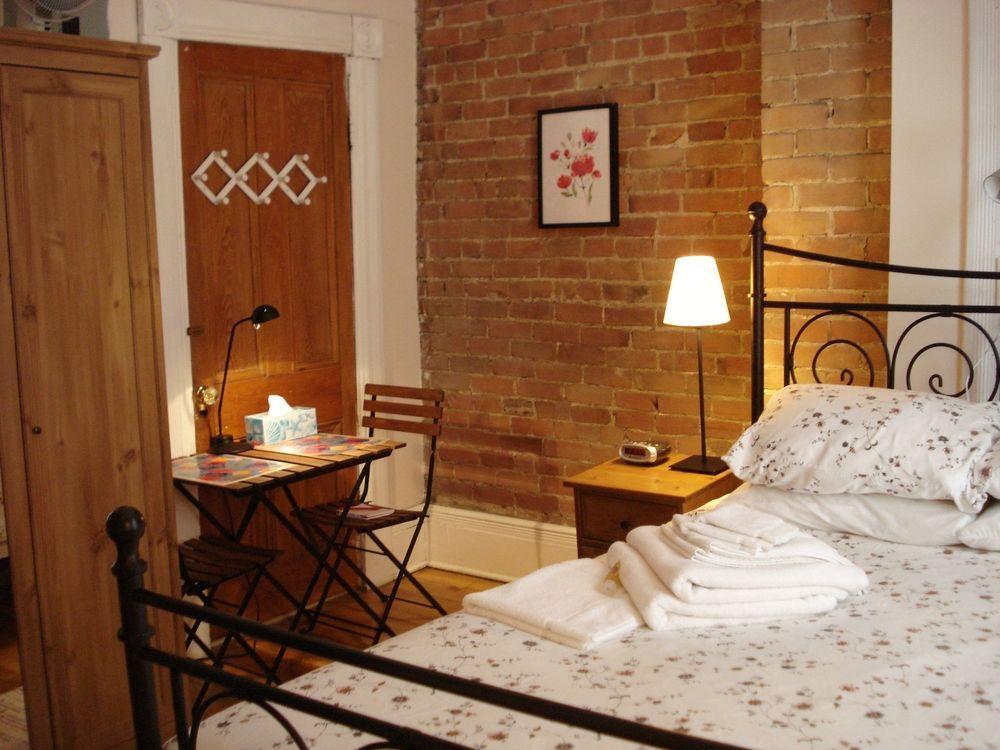Gite University Bed And Breakfast Montreal Bagian luar foto
